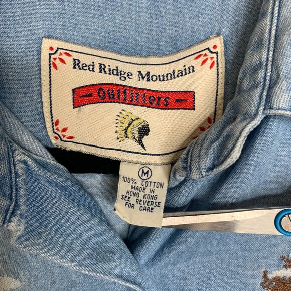 Vintage  Embroidered Winter Scene Chambray Shirt Sz Medium - Picture 5 of 5